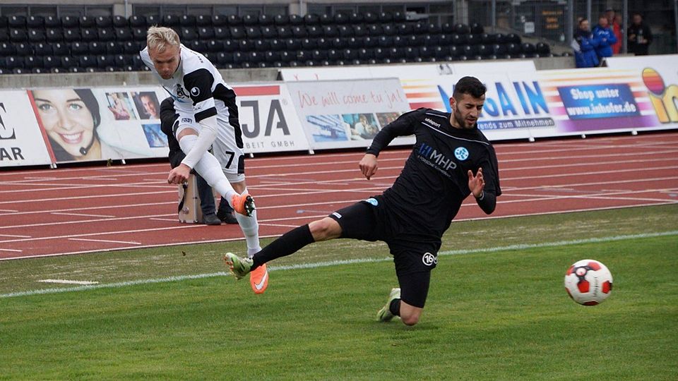Mit seinem Treffer sicherte Burhan Soyudogru (rechts) der Zweiten Mannschaft der Stuttgarter Kickers gegen den Karlsruher SC II den zehnten Saisonsieg. F: Fundel