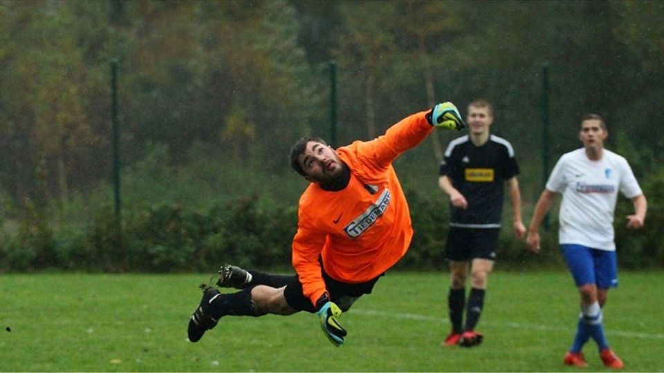 Flugeinlage am Samstagnachmittag: Carsten Arnswald, Torwart des FC Alfstedt/Ebersdorf II, wehrt gekonnt einen Schuss ab und hält seine Elf damit im Spiel. Nach 90 Minuten unterlag das Team dennoch dem TSV Basdahl/Volkmarst mit 2:3.Fotos: Specht