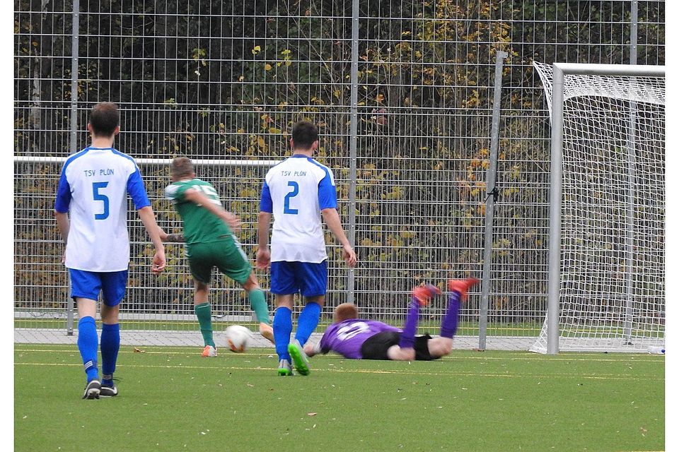 Marc Zeller schiebt zum 3:0 für den TSV Klausdorf ein.  Foto: dru