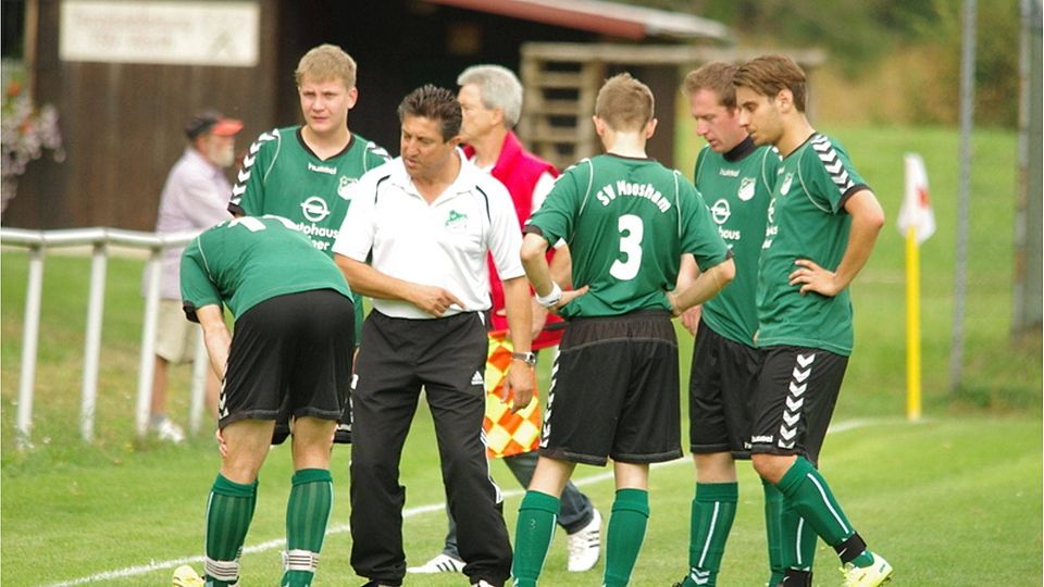 Mooshams Trainer Hans Kaiser inmitten seiner Spieler. Mit ihnen will er Rang vier bestätigen. Nach der Saison wechselt er zum TSV Nittenau.  F: Foto
