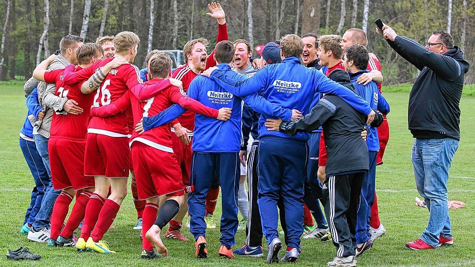 Die ausgelassenen Travemünder feiern nach dem 1:0-Sieg über Stockelsdorf die Kreismeisterschaft an.Jürgensen