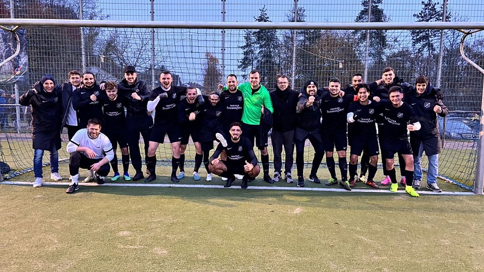 Die Freude über den zweiten Saisonsieg ist groß beim 1. FC Lorsbach.