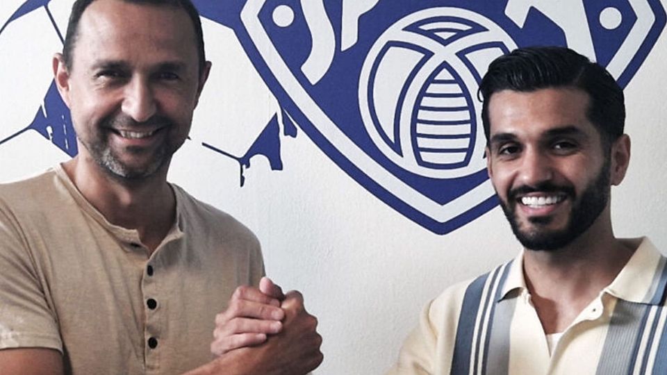 Berk Kocahal (re.) wird von Aschaffenburgs Sportlichem Leiter Tuncay Nadaroglu begrüßt.