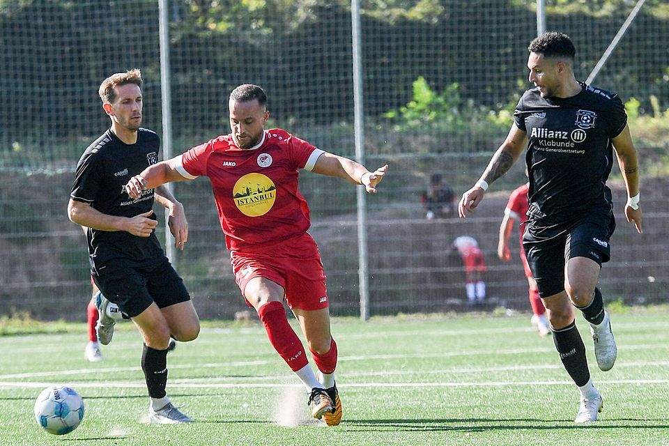 Tugay Temel (in Rot), auf unserem Foto im Duell mit dem SC Elsdorf, traf im Nachholspiel gegen Lendersdorf zum 1:0-Sieg. Tugay Temel (in Rot), auf unserem Foto im Duell mit dem SC Elsdorf, traf im Nachholspiel gegen Lendersdorf zum 1:0-Sieg.