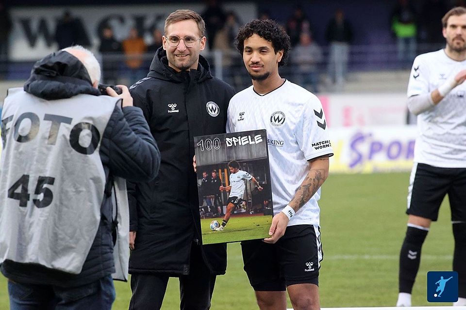 Wackers Geschäftsführer Andreas Huber (li.) ehrt Noah Agbaje für seinen 100. Einsatz. 