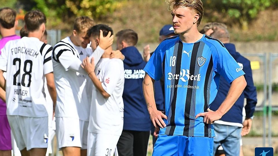 "Des einen Freud, des anderen Leid": Die SpVgg Jahn Forchheim (weiße Trikots, im Hintergrund) freut sich über einen deutlichen 5:0 Sieg, währen der FSV, um Samuel Arles (vorne) einen ordentlichen Dämpfer im Kampf um die Aufstiegsränge hinnehmen muss. 