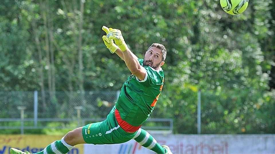 Konnte bei so manchen Gegentor nur noch hinterherschauen: Neusäß-Keeper Christoph Wiesmüller.  Foto: Andreas Lode