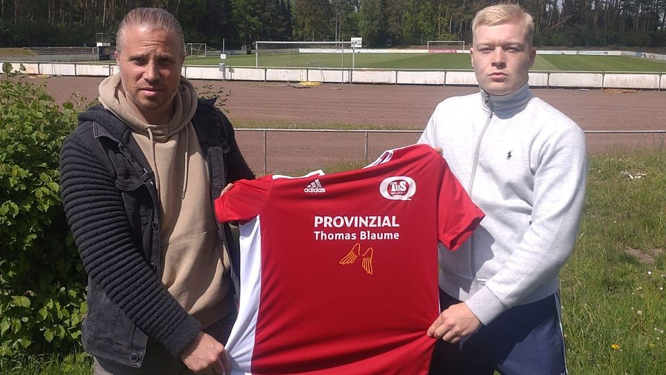 Vom SC Victoria Hamburg II kehrt Niklas Wolter (re.) zurück zum TuS Holstein Quickborn, was seinen Coach Alexander Koll (li.) sehr freut.