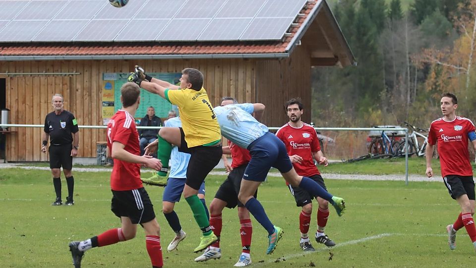 Musste nur einmal hinter sich greifen: Gästekeeper Timotheus Albert (in Gelb) hatte einzig beim Elfmeter von Josef Bayrhof das Nachsehen.