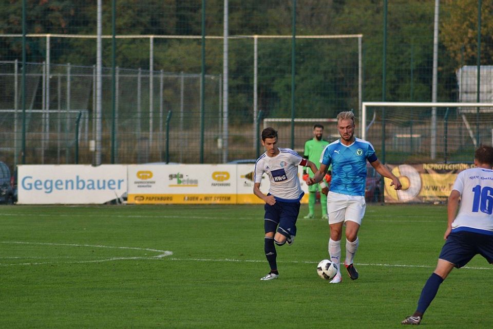 Martin Fiebiger (in blau) bescherte Merseburg den Auswärtssieg in Halle    F: Kegler