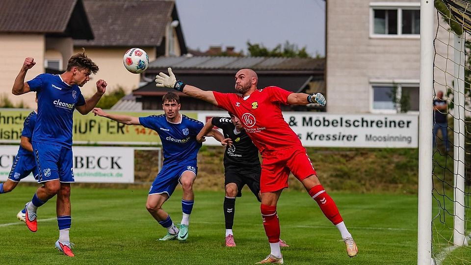 Matchwinner des Derbys: Max Birnbeck (l.) traf gegen Moosinning binnen acht Minuten dreimal. Hier streckt sich FCM-Torwart Aaron Siegl nach dem Ball.