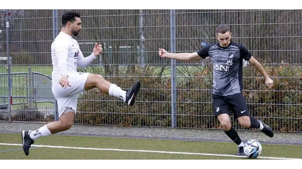 Ohne Furcht: Aksus Hasan Yildiz (links) springt in die Flanke von Schwabsburgs Justin Deiß.       Foto: Stefan Sämmer