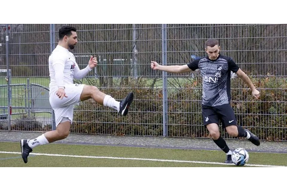 Ohne Furcht: Aksus Hasan Yildiz (links) springt in die Flanke von Schwabsburgs Justin Deiß.       Foto: Stefan Sämmer
