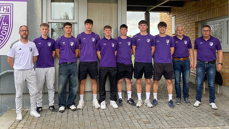 Von links: Sportlicher Leiter und Co-Trainer Matthias Heigl, Lukas Fritz, Silas Zahner, Paul Böger, Moritz Krogmann, Jonas Brunner, Leon Farahmand, Emil Simon, Abteilungsleiter Anton Brunnbauer und Sportlicher Leiter Stephan Zizlsperger. Es fehlen Pablo Bemerl, Jakob Volland und Nick Ulschmid.