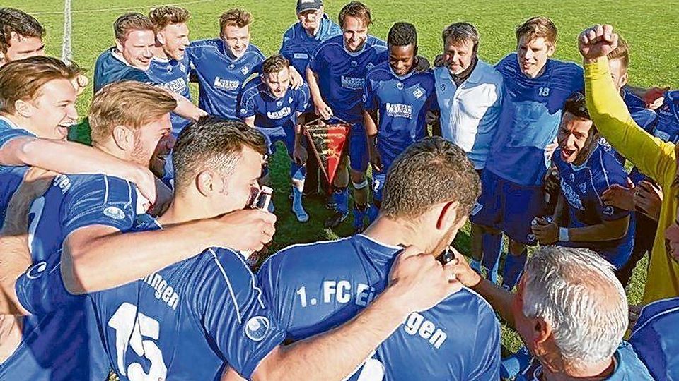 Jubelnde Sieger: Die Spieler des FC Eislingen feiern in Donzdorf den Gewinn des Fußball-Bezirkspokals.