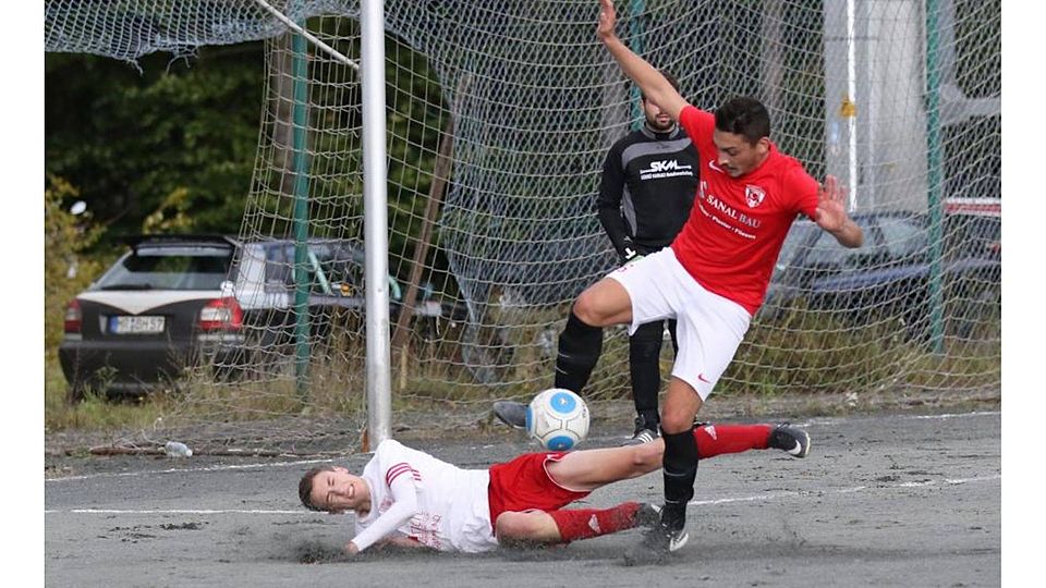 Faoul oder fair? Der Buchenauer Mathis Dönges kommt im Zweikampf mit Burak Isik im Strafraum zu Fall. 	Foto: Jens Schmidt