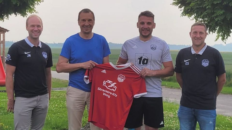 Jürgen Morawietz, Abteilungsleiter Hans-Dieter Brunnlehner, Kevin Holzner und 2. Vorstand Elmar Suckfüll