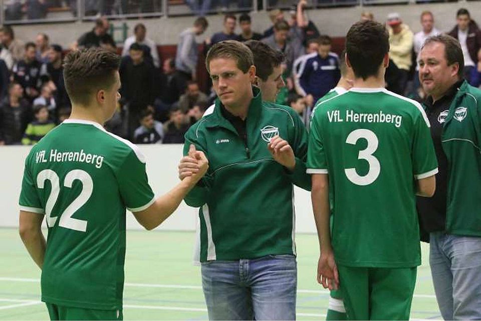 VfL-Trainer Michael Sattler (Mitte): Als Dritter der Vorrunde hat Herrenberg die Zwischenrunde erreicht  Foto (Archiv): Bäuerle