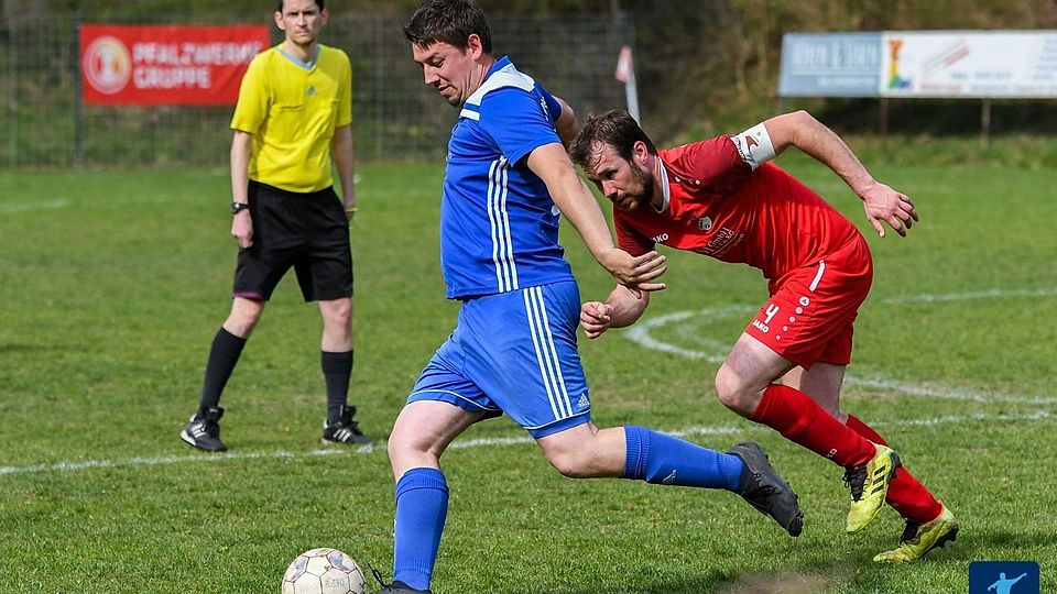 Die SG Gräfenbachtal (in blau) hatte im Auswärtsspiel beim SV Medard die Nase vorne - daran änderte auch der Doppelpack von Lars Ockert (rechts) vom Elfmeterpunkt für die abstiegsgefährdeten Hausherren nichts. 