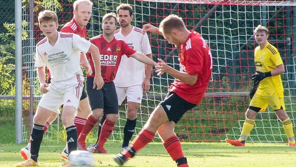 Seinen Torriecher stellte Maximilian Dengler (hinten M.) mit dem Siegtreffer für den TSV Otterfing im Pokalfinale gegen die DJK Darching wieder einmal unter Beweis.