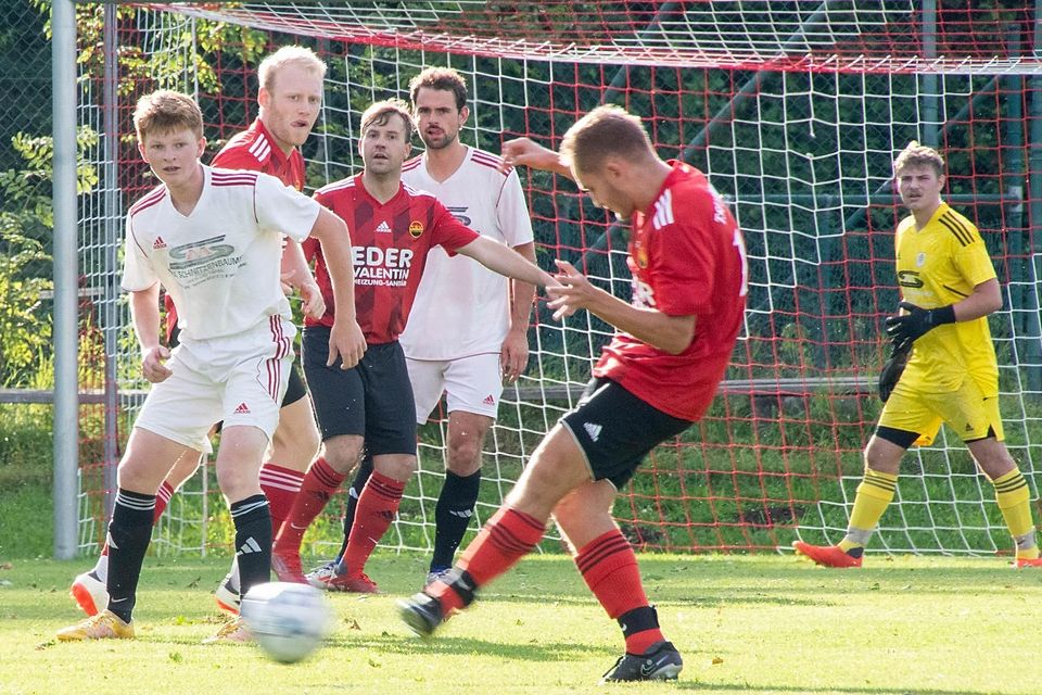 Seinen Torriecher stellte Maximilian Dengler (hinten M.) mit dem Siegtreffer für den TSV Otterfing im Pokalfinale gegen die DJK Darching wieder einmal unter Beweis.