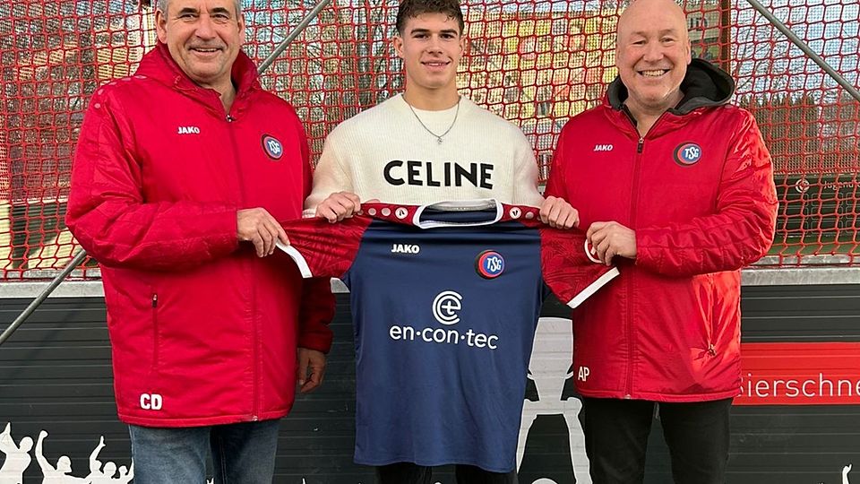 Von links: Christoph Discher (sportlicher Leiter), Silas Kurz, Achim Pfeifer (Vorsitzender TSG)