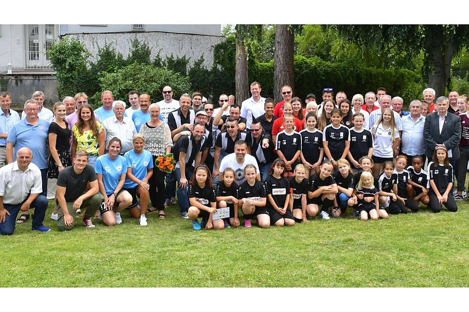 Die Titelträger der Juniorenteams im Garten der Sportschule Oberwerth beim vierten „Tag der Meister“ des Fußballverbandes Rheinland.