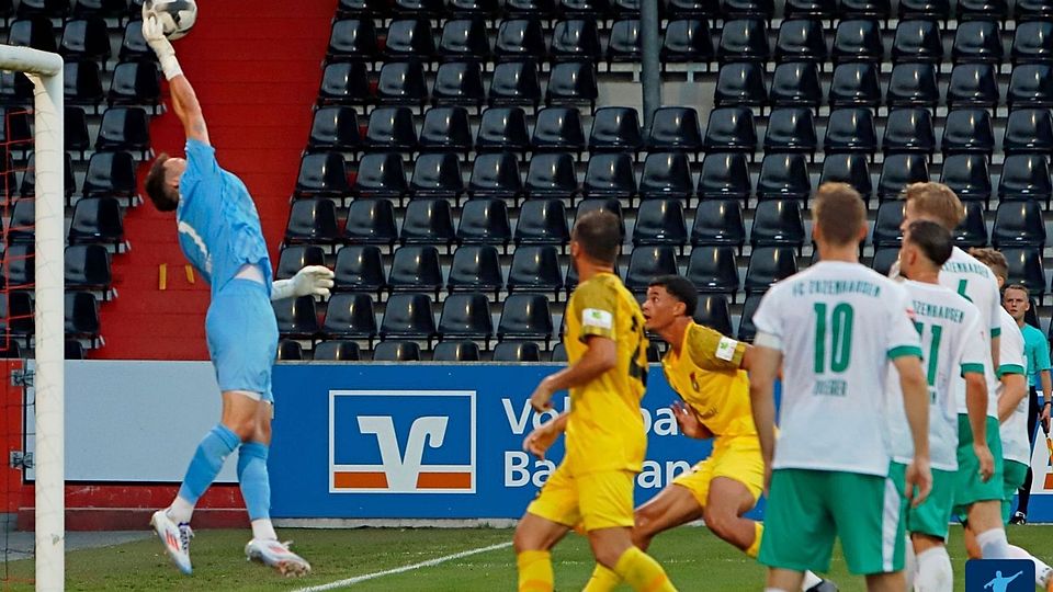 Timo Mistele klärt einen Schuss im ersten Saisonspiel bei der SG Sonnenhof Großaspach.