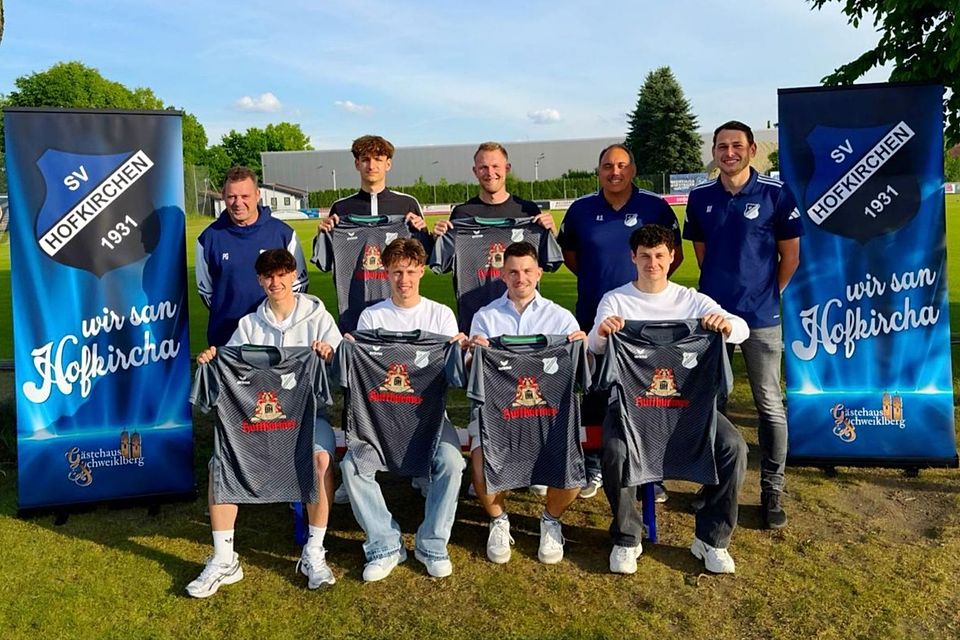 Hinten von links nach rechts: Trainer Peter Gallmaier, Lukas Matheis, Maxi Kasberger, Tormanntrainer Stefan Hies, Spielertrainer Alexander Fürst.   Vornvon links nach rechts Marcel Hödl, Leon Halser, Lukas Zitzelsberger, Adrian Bredl