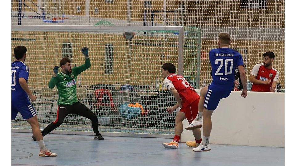 Mit Karacho ins Netz: Im Finale landet der Schuss des Mechtersheimers Daniel Evrard (rechts) im Tor. Wormatia-Torwart Keeper Tobias Edinger und Marc Nauth sind geschlagen.	Foto: Christine Dirigo/pakalski-press