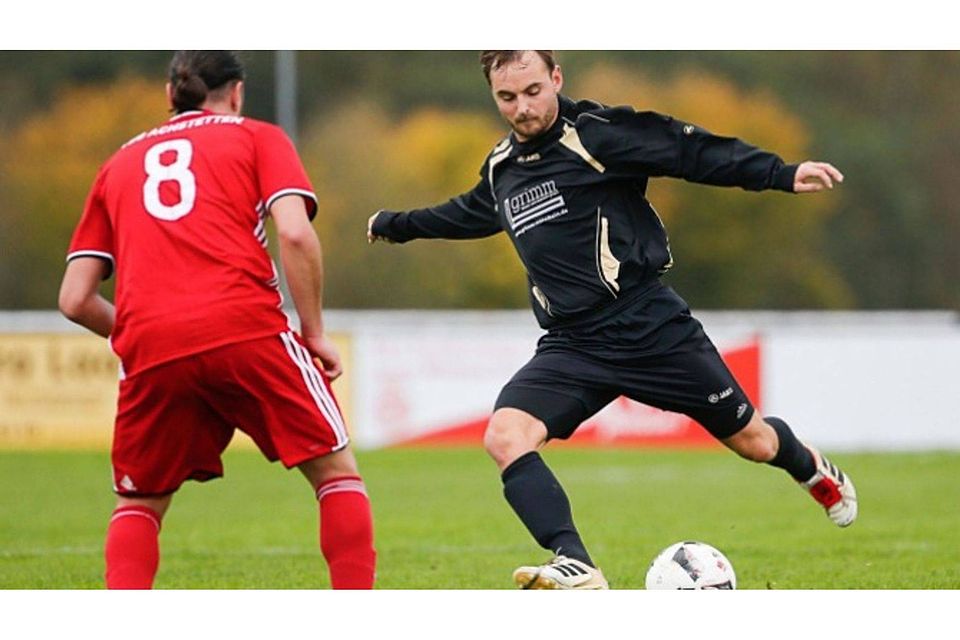 Im Derby treffen der SV Äpfingen (rechts Julian Fischbach) und die SGM Warthausen/Birkenhard aufeinander. Foto: Volker Strohmaier