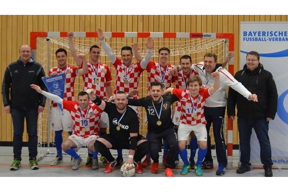 Die neuen Futsal-Könige Bayerns nach der Siegerehrung: Croatia München. F: Franjo