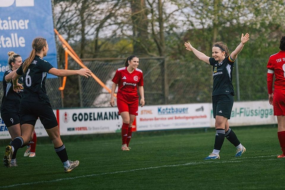 Kommt in meine Arme! Nach dem entscheidenden Tor war Franziska Schwaiberger einfach nur glücklich.