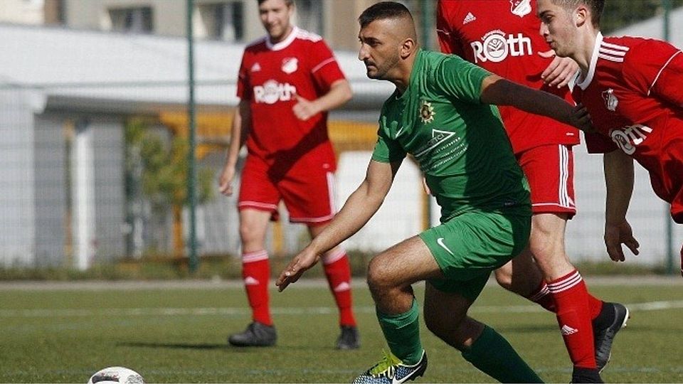 Elwan Yüsün (links) vom Kurdischen FC Gießen gewinnt hier zwar das Laufduell gegen den Anneröder Falk Ehrenspeck (rechts). Dennoch muss der Aufsteiger nach 90 Minuten die zweite Niederlage in Folge hinnehmen. Der SVA setzt sich mit 4:2 durch.
