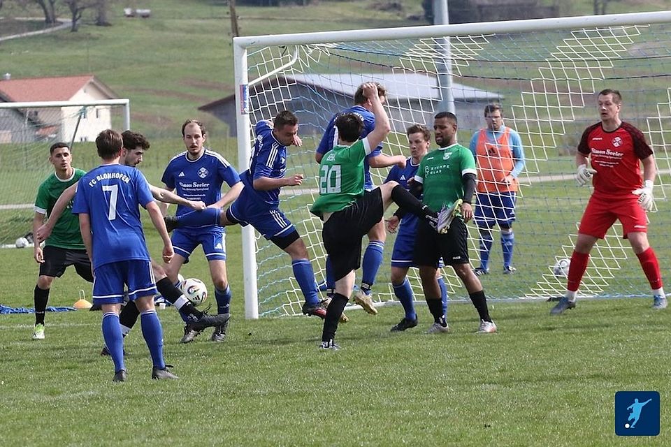 Vollversammlung vor dem Blonhofer Tor: Zweimal musste Blonhofens Keeper Wolfgang Ried gegen Neugablonz hinter sich greifen.