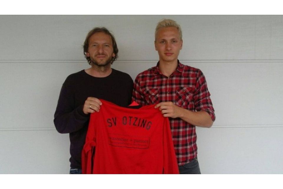 F: SV Otzing Abteilungsleiter Christian Voit mit Julian Arndt (re)