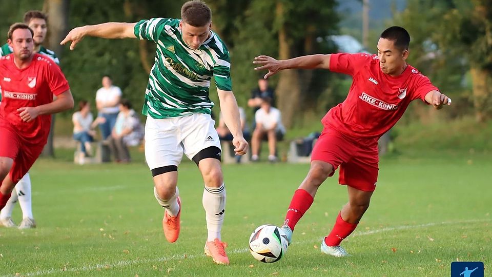 Knapper Erfolg: Der SV Ettenkofen (in rot) setzte sich am Dienstagabend gegen den SV Sallach durch.