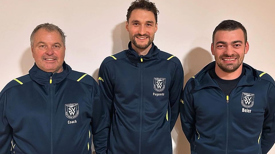 Trainer Günter Brandl (links) und Vorsitzender Matthias Beier (rechts) begrüßen Andreas Pegoretti beim SV Wenzenbach.