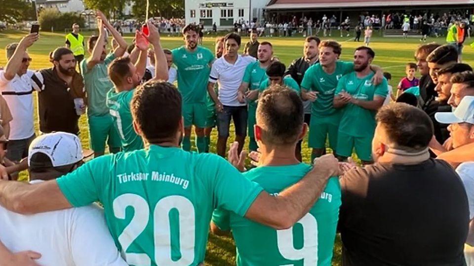 Türkspor Mainburg feiert den 4:1-Erfolg gegen Altheim.