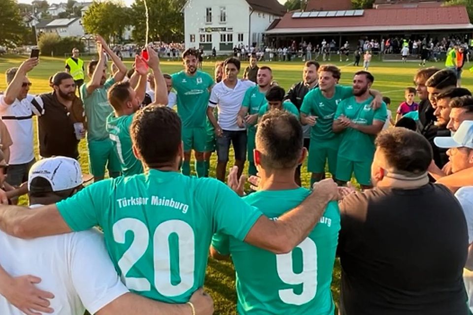 Türkspor Mainburg feiert den 4:1-Erfolg gegen Altheim.