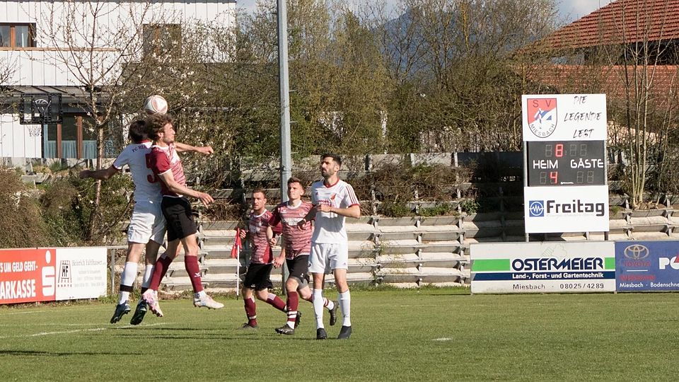 Eine klare Angelegenheit war das Duell der Zweitvertretungen des SV Miesbach (rot) und des FC Real Kreuth.