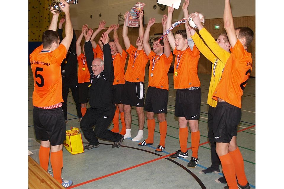 Die "Meister-Welle": So feierten die Fußballer der SG Eiderstedt am vergangenen Sonnabend ihren Landestitel. Foto: khl