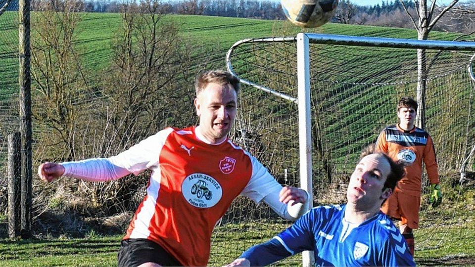 Nur Augen für den Ball: Dominik Bahnsen (rechts) vom TSV Plön fixiert im Zweikampf mit Oliver Bartels (Dannau) das Spielgerät.