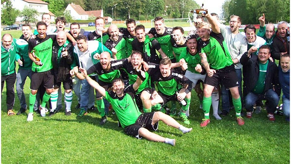 Es ist geschafft: Nach dem 7:0-Kantersieg gegen das abgeschlagene Tabellenschlusslicht FC Zell/Bruck kannte der Jubel bei den Akteuren und Verantwortlichen des SV Straß keine Grenzen. Die Meisterschaft und der damit verbundene Aufstieg in die Kreisliga waren perfekt. 	F.: Dirk Sing