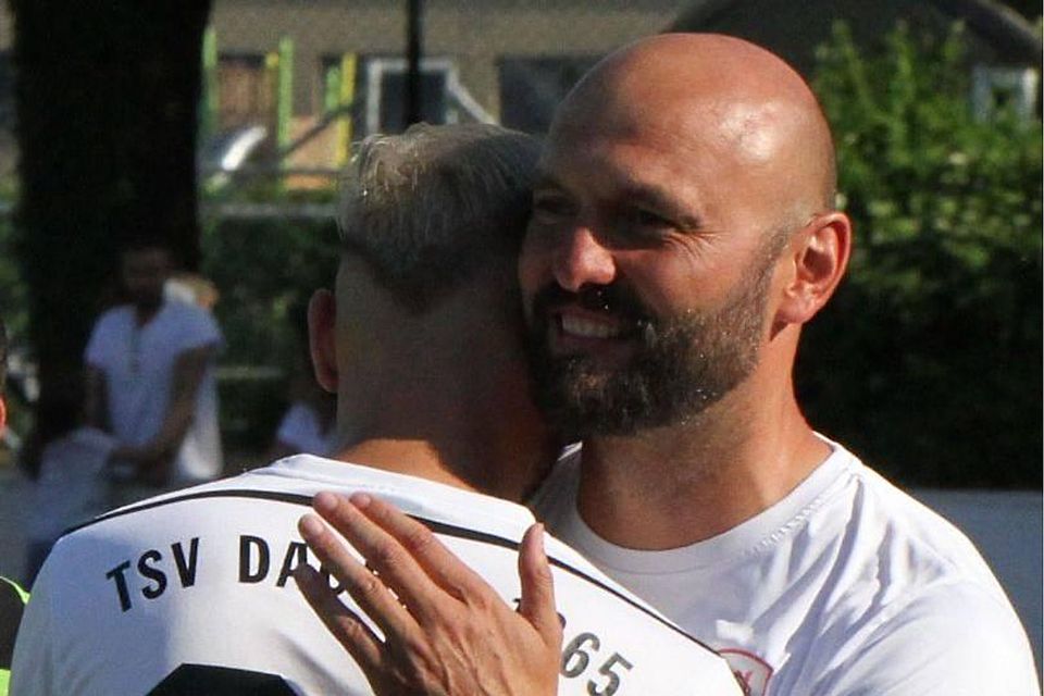 Alles Gute für die Zukunft: Trainer Marcel Richter bedankt sich beim scheidenden Daniel „Leuges“ Leugner.