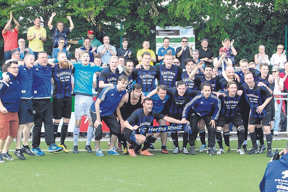 So sehen Sieger aus: der FC Hertha Rheidt bejubelt den Aufstieg in die Landesliga. Fotos: Bröhl