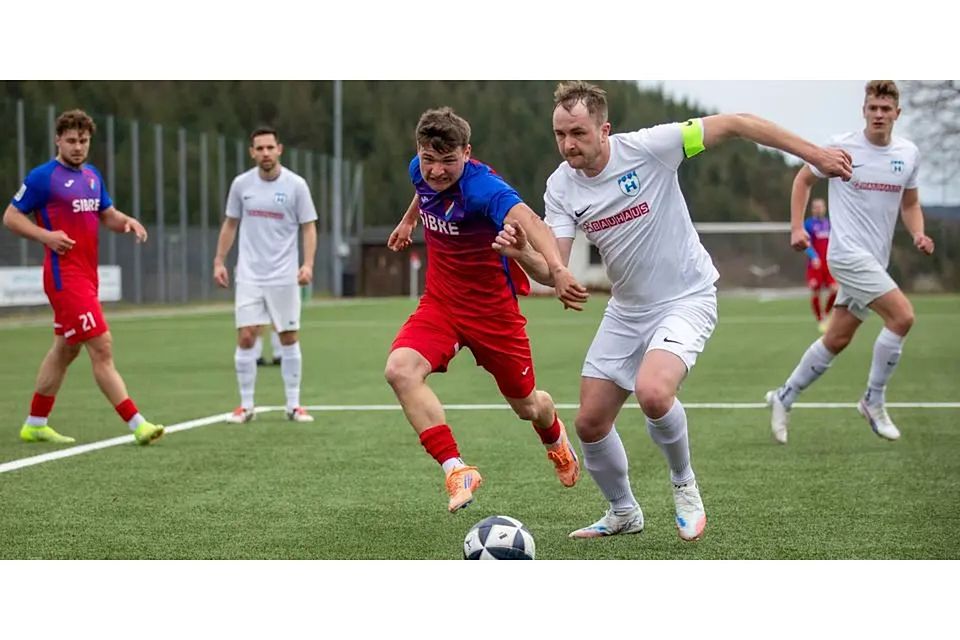 Steinbachs Finn Bedenbender (l.) setzt sich energisch gegen Heuchelheims Kapitän Moritz Riedel zur Wehr. © Björn Franz Steinbachs Finn Bedenbender (l.) setzt sich energisch gegen Heuchelheims Kapitän Moritz Riedel zur Wehr. © Björn Franz