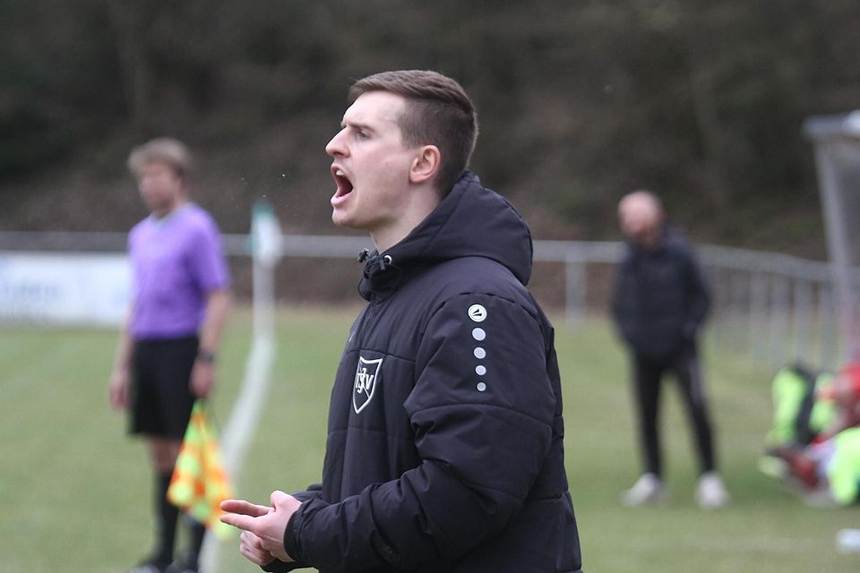 Von der Seitenlinie aufs Feld: Jetzendorfs Trainer Markus Pöllner stellte sich gegen Kempten selbst auf und kickte munter mit.