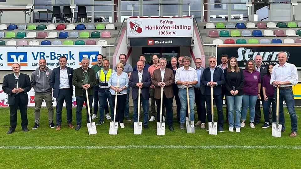 Hankofens erster Vorstand Alois Beck (ganz rechts) begrüßte zahlreiche Ehrengäste am Montag zum Spatenstich.