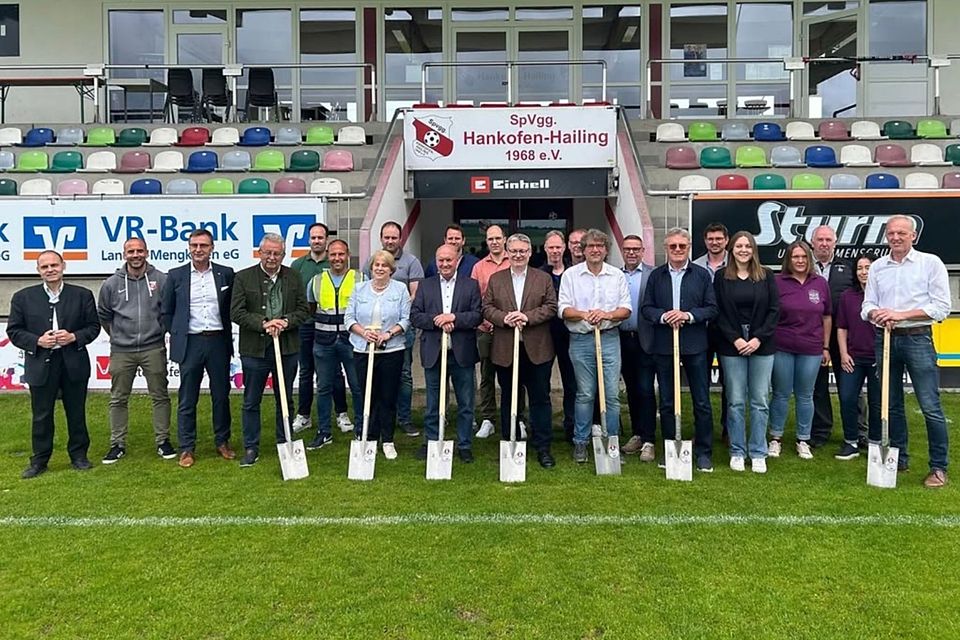 Hankofens erster Vorstand Alois Beck (ganz rechts) begrüßte zahlreiche Ehrengäste am Montag zum Spatenstich.